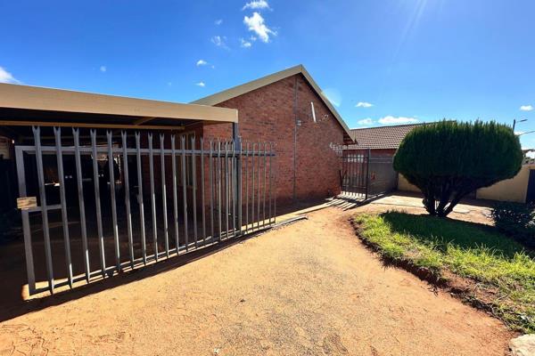 This home is situated in a serene neighbourhood in Galeshewe.

Offering three bedrooms, one bathroom, kitchen, open-plan lounge and ...