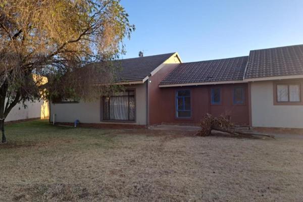 Consisting of 4 bedrooms, 2 bathrooms, 2 garages and big yard. Close to amenities. Phone for viewing.