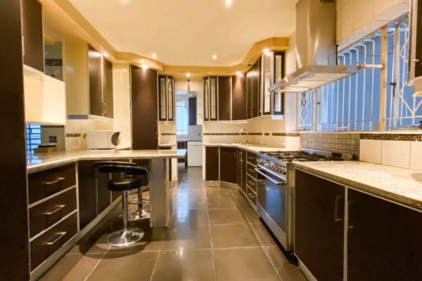 5 bedrooms and 4 bathrooms Spacious house, big lounge, dining room, beautiful renovated modern kitchen with granite counter tops and ...