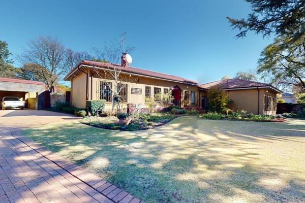 A beautiful spacious home in the tranquil setting of a secluded circle with a pool, bar, entertainment area, and built-in braai. 4 ...