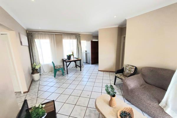 Stunning 3 Bedroom Townhouse on the 1st floor in Kolonnade Estates.
This stunning unit ...