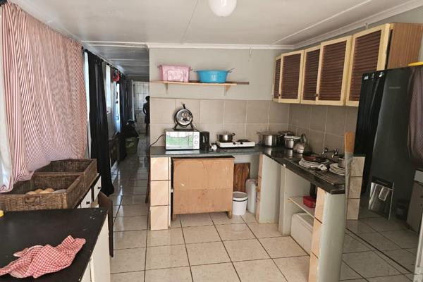 This neat Granny Flat has  bedrooms, 1 bathroom, kitchen &amp; small lounge, pay as you go power. There is open parking in the yard. ...