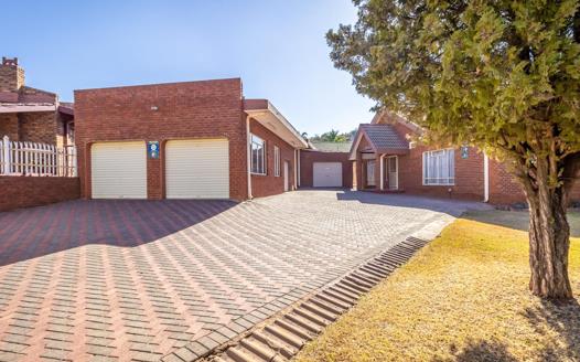 5 Bedroom House for sale in Laudium