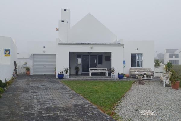 This charming coastal home offers a peaceful retreat from the everyday hustle and bustle. Embodying the essence of relaxed seaside ...