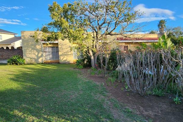 4 Bedroom family home situated in the peaceful suburb of Kaffrarian Heights is for sale. Set on a large erf, there is plenty of space ...