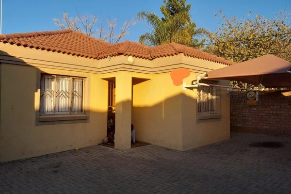 Three-Bedroom Townhouse in Annadale, Polokwane City

Property Features:

Bedrooms: 3 spacious bedrooms, with the main bedroom ...