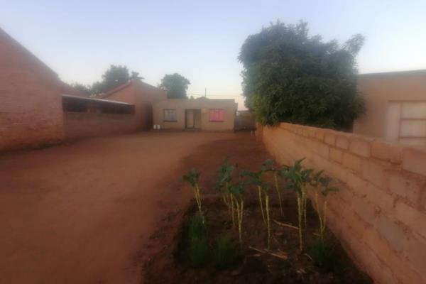 I am selling a stand in Lebowakgomo with 2 bedrooms and a bathroom, equipped with water and electricity meters. This property is ideal ...