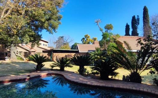 5 Bedroom House for sale in Rooihuiskraal