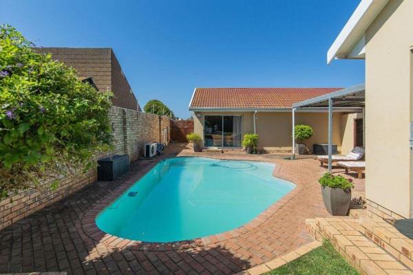 Beautiful spacious family home in Vigne Road, Summerstrand. 

The entrance way opens ...