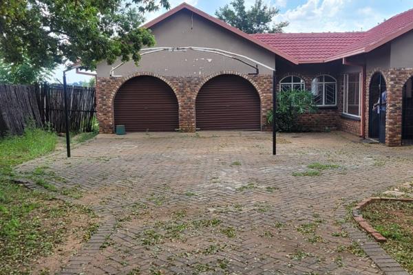 This robust face brick house offers a solid build and features three spacious bedrooms, all equipped with built-in cupboards for ample ...