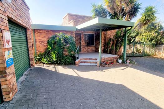 3 Bedroom House for sale in Uitsig