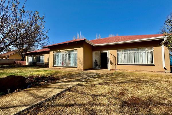 Heilige Akker Family Home. This property is well located in a sought after neighbourhood and boasts with the following features:

-4 ...