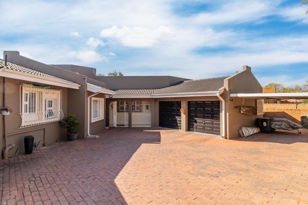 Every so often something special comes up for sale in Sundowner. This is one of those times!  Welcome to this exquisite 4-bedroom ...