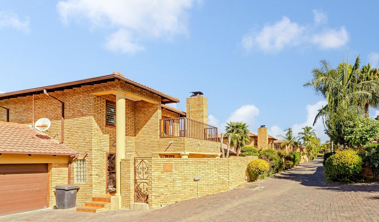 3 Bedroom Townhouse for sale in Olivedale P24114685198