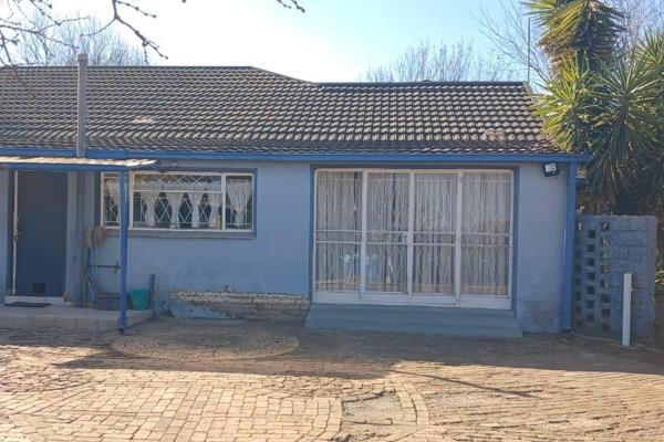 A small farm with potential for a family that enjoys the outdoors...

This farm is situated in houtkop Vereeniging just outside ...