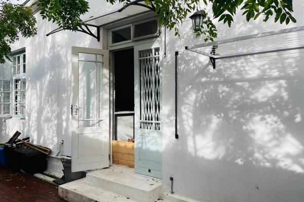 Cosy and secure One Bedroom, One Bathroom Cottage in Plumstead

Perfect lock-up and go cottage with vintage finishings. 

- warm ...