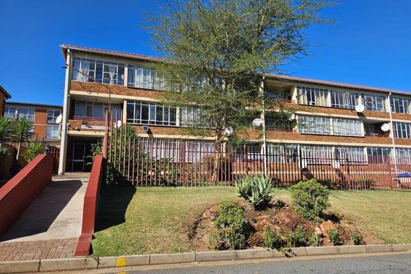 2 Bedroom Family Home In Secure Complex Florida Park, Gauteng For Sale.

Property Reference Nr: DP2753

This delightful 2-bedroom ...