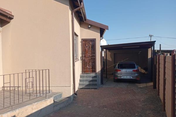 This modern, home with a tiled roof, is located in Bakenpark. The home offers 3 bedrooms with an en-suite bathroom and a guest ...