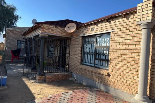 This is  gem in BOTSHABELO C-SECTION??
By This huge home consists of four bedrooms with built in cupboards, 2 Full bathrooms, Dinning ...