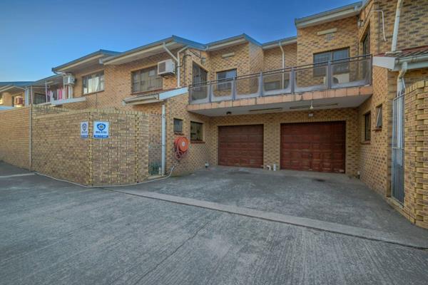 This spacious face-brick double storey unit is set in Tyne Avenue, Avoca, close to all amenities. It offers 3 bedrooms, all with ...