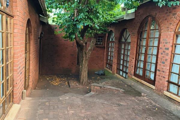 This neat low maintenance facebrick home with pool and one bedroom flat. 
Fully walled secure property and has ample storage ...