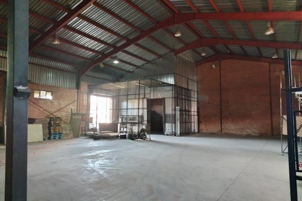 600m2 Warehouse / Workshop with office and storeroom to let. 
Large / Open warehouse section with very high roof space. 
Extra ...