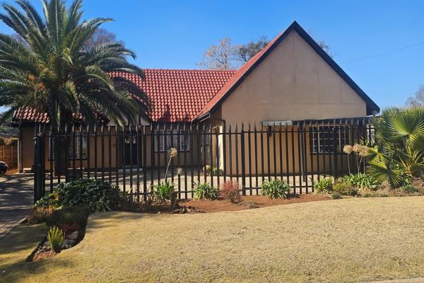 3 bedroom house in clayville east. Main bedroom has en_suite and fitted wardrobes. 2 ...