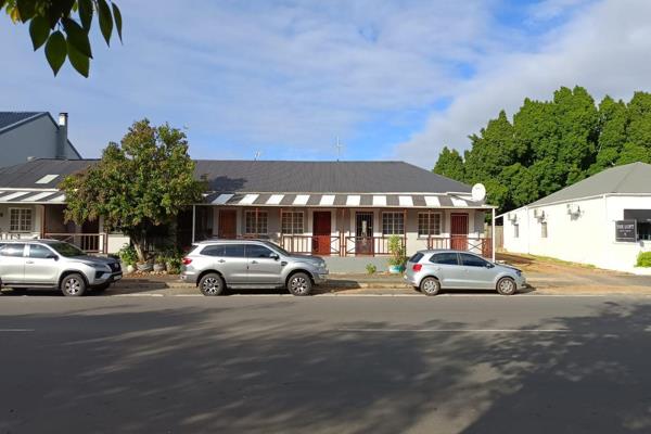 This bachelor ground floor apartment is within walking distance to Laborie Centre and the Paarl Mall.

The kitchen is fitted with new ...