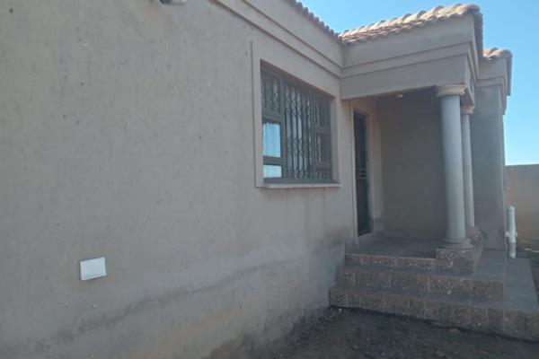 What A Bargain !!!
Newly built 3 bedroom house with 2 bathrooms .fitted kitchen, lounge and dining room, secured yard this is just low ...