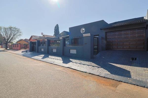 Four Bedroom House For Sale in Spruitview 

Step into your dream home, in the quiet and ...