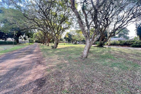 This vacant land, boasting an impressive 1025qm, is a canvas for your dream home. Its proximity to school and the local Country Club ...