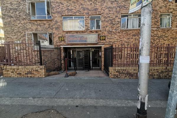 A cosy and spacious 3 bedroom, 2 bathroom apartment unit in Sunnyside Pretoria. This unit would be great for an investor to rent the ...