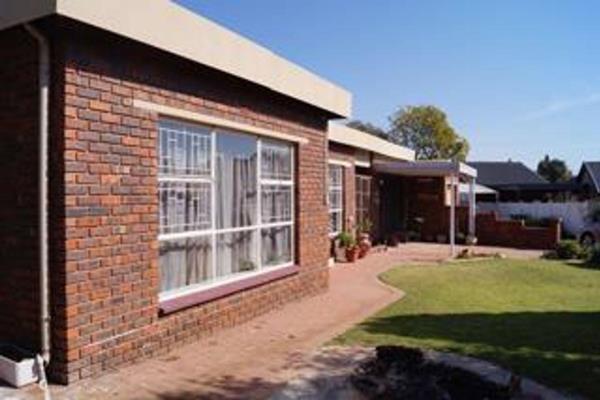 3 Bedroom 2bathroom Home on 1052 sqm in Boomed Edenglen

 This face brick home consists ...