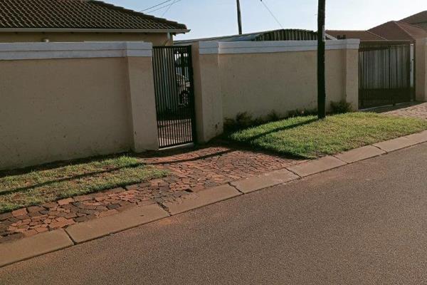 Protea glen ext 45 Soweto star village

Buy off plan and have control

Own your dream ...