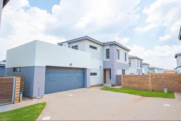 Nearly 300sqm spacious, like new.

Located in Thatchfield Ridge, Centurion. 

Upon arrival appreciate the beautiful architecture ...