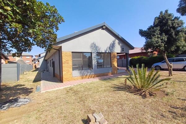 Newly renovated!!!
4 bedroom 
2 bathrooms 
Kitchen 
Lounge 

Rent: R10 000
Deposit: R10 000
Admin fee: R1500