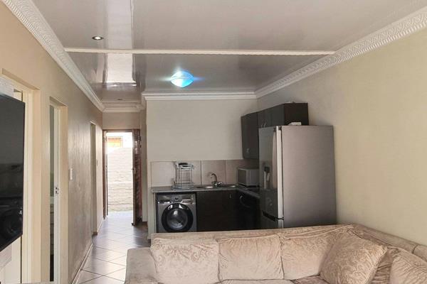 3 Bedroom Simplex in Albertsdal, Alberton

This neat home offers 3 bedrooms, 1 full bathroom, modern open plan kitchen and lounge area ...