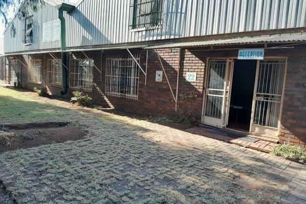 This factory is situated in an industrial area that has easy access to the R59 highway. 1000 m2 industrial space that offers you the ...