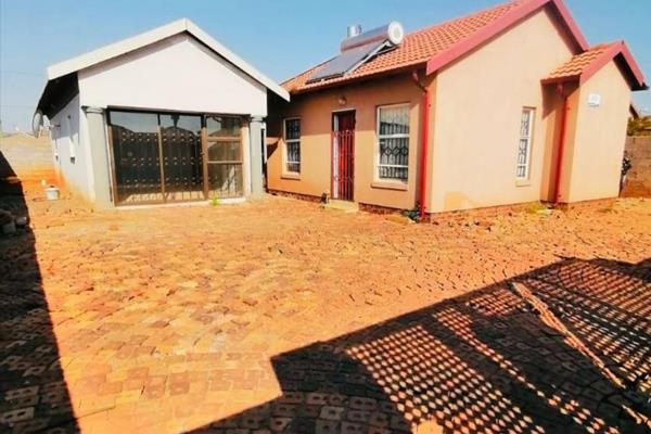 Cash flow opportunity!! 

Located in a growing neighborhood of Lehae in Lenasia with high demand for rentals.

This 2 bedroom 1 bath ...