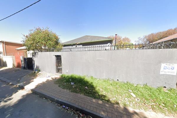 Located on the bustling Devilliers Street in Turfontein, this spacious 4-bedroom home ...