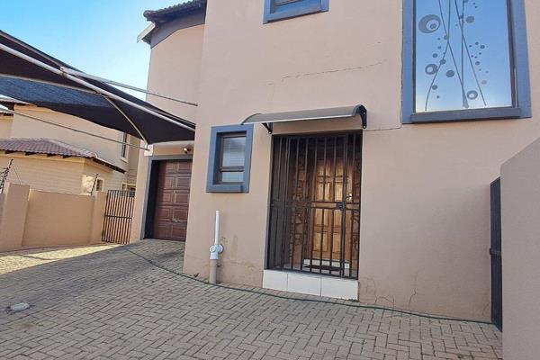 This captivating full title duplex is situated in a complex located in the very sought after neighborhood of Jordaan Park. Upon ...