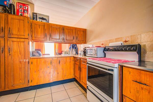 What a pleasure to enter this neat unit. Feel at home.
Spacious Lounge leading to the private Garden where you can have a barbeque ...