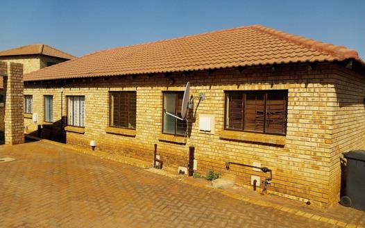 2 Bedroom Townhouse for sale in Witpoortjie