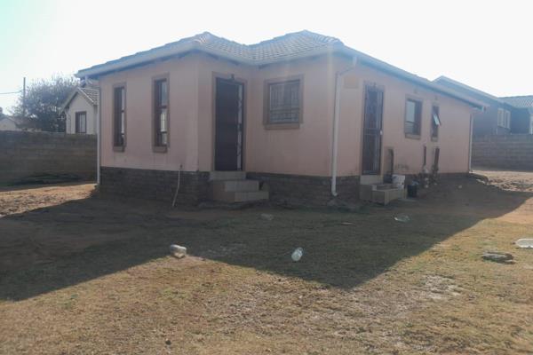 Big house in a quiet area, next to school, Filling station and town.
Property consisting of:
3 Bedrooms
2 Bathrooms(1 ...