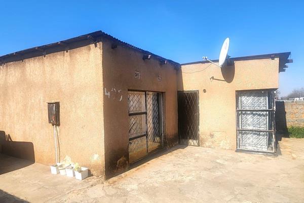 A 4 roomed house along sontonga road, perfect for business!  Needs alittle bit of tlc. Still a room for negotians