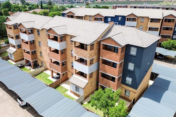 Two lovely bedroom apartment in a quiet neighborhood of Centurion, Heuweloord. The property offers the following:
Inside
* Kitchen
* ...