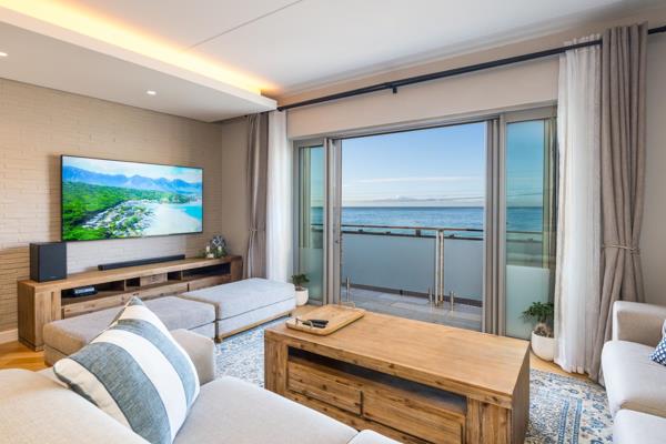 EXCLUSIVE SOLE MANDATE

GREET EACH DAY WITH A BREATHTAKING VIEW

This luxurious pristine apartment comes with stunning ocean views ...