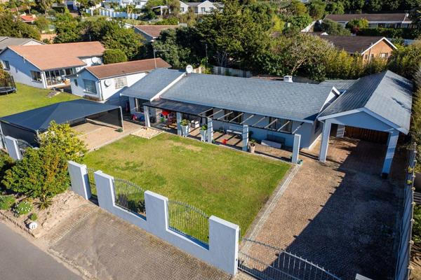 JOINT MANDATE

Neat family home in a popular and well established suburb in Plettenberg ...