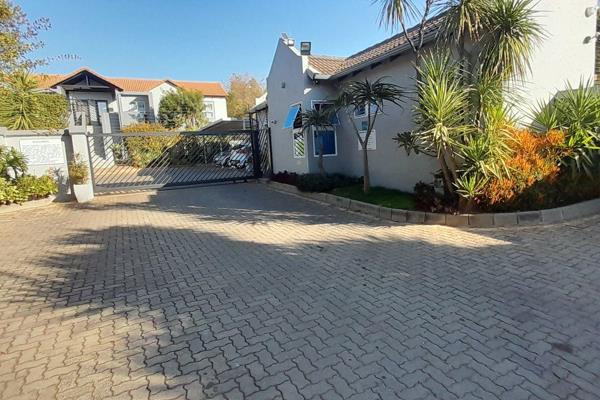 This is a 3 room staring apartment that is based in Magaliessig Sandton. It 1 bathroom ...