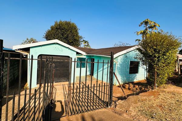 This neat and compact three-bedroom house is now available for in Ashdown, Pietermaritzburg. Ideal for a family, this home offers ...